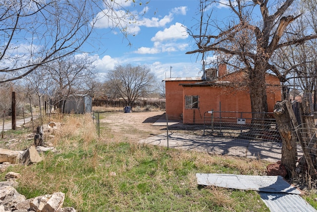 view of yard with a storage shed