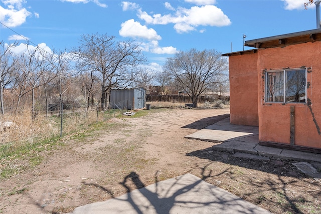 view of yard featuring a storage unit