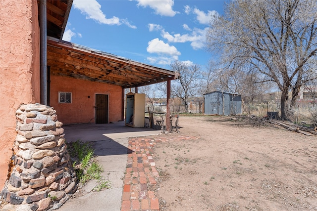 view of yard featuring a carport and a storage shed