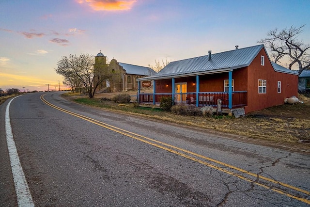 view of front of property featuring a porch