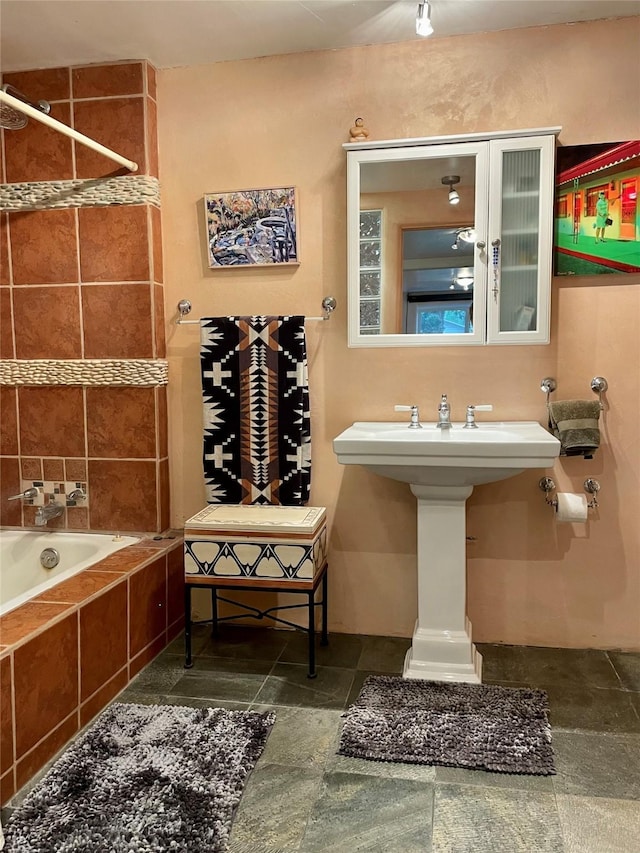 bathroom with tiled shower / bath