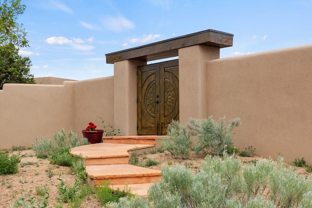 view of exterior entry featuring stucco siding