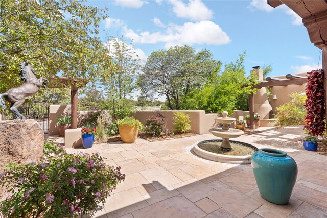 view of yard featuring a mountain view