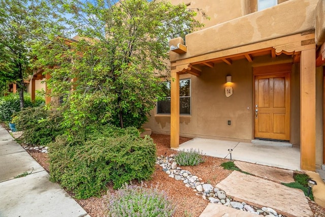 view of exterior entry featuring stucco siding