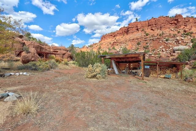 view of yard featuring a mountain view