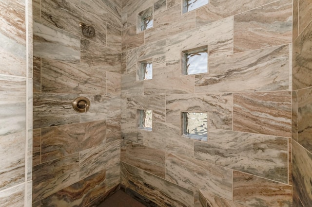 bathroom featuring a tile shower