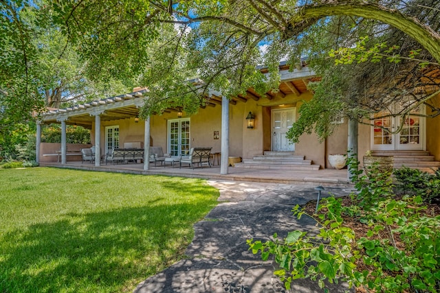 view of front of property featuring a front yard and a patio area