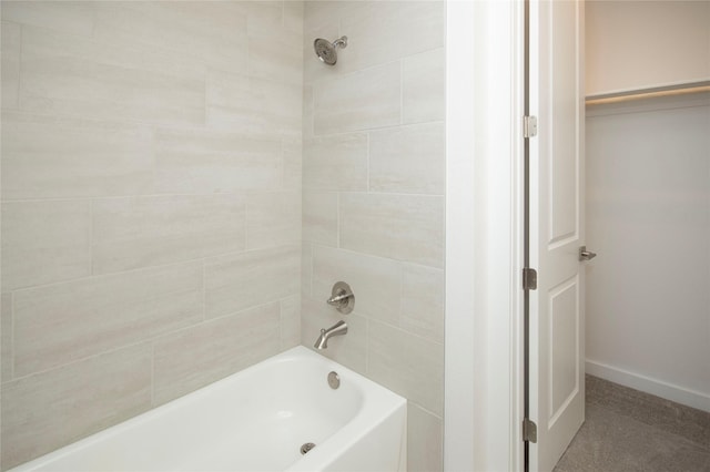 bathroom with tiled shower / bath combo