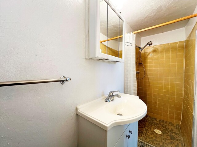 bathroom with a shower with shower curtain and vanity