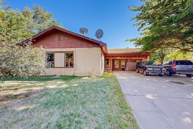 view of front of house featuring a front yard