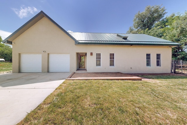 view of front of property featuring a front yard