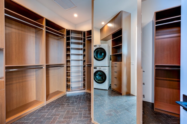 walk in closet with stacked washer / drying machine