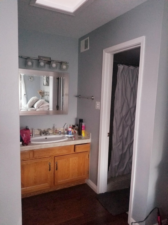 full bath with a shower with curtain, visible vents, and vanity