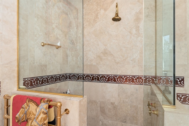 bathroom featuring tiled shower