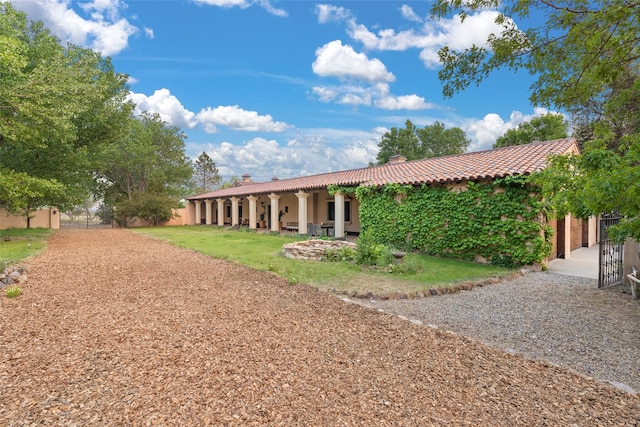 view of front facade with a front lawn