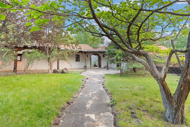 view of front of property featuring a front yard