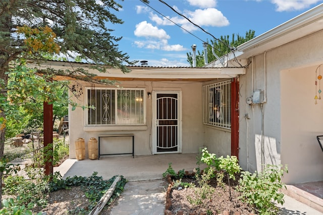 property entrance featuring stucco siding