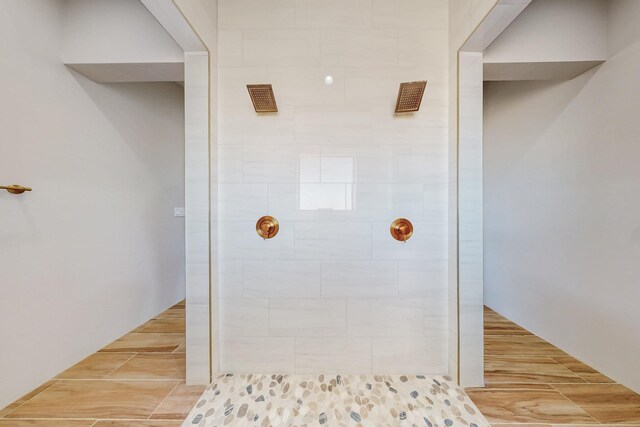 unfurnished bedroom with ceiling fan, light hardwood / wood-style flooring, and a barn door