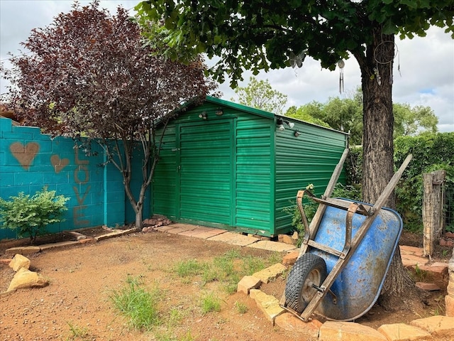 view of yard with a shed