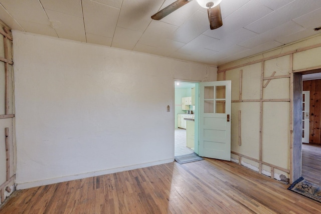 unfurnished room featuring hardwood / wood-style floors, ceiling fan, and washer / dryer