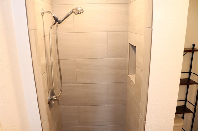 bathroom featuring tiled shower