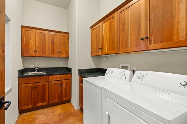 clothes washing area with light tile patterned floors, sink, cabinets, and washing machine and dryer