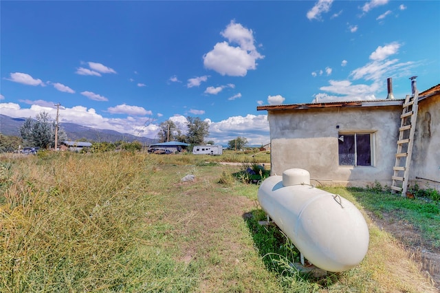 view of yard featuring a mountain view