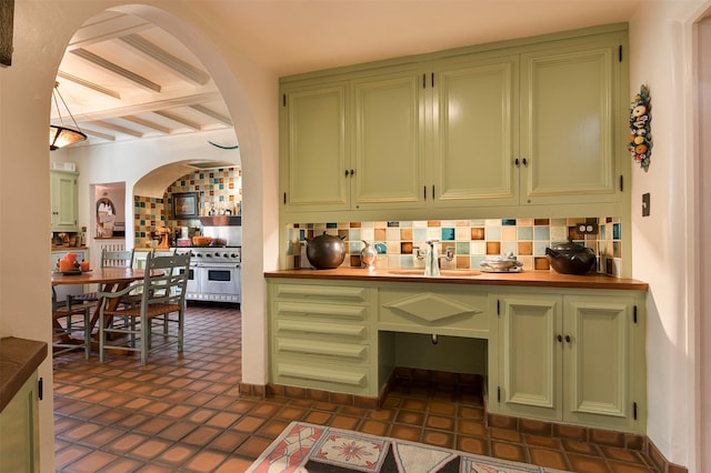 bar with sink, backsplash, and green cabinetry