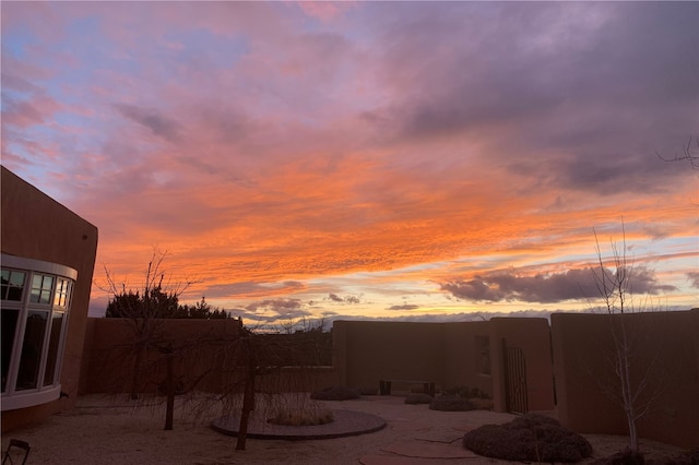 view of yard at dusk