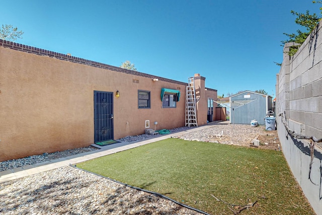 view of yard featuring a shed