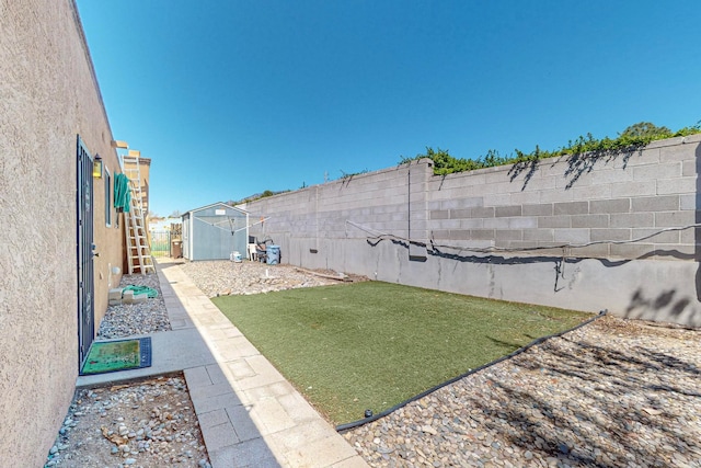 view of yard featuring a shed