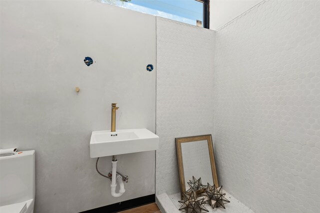 bathroom featuring sink