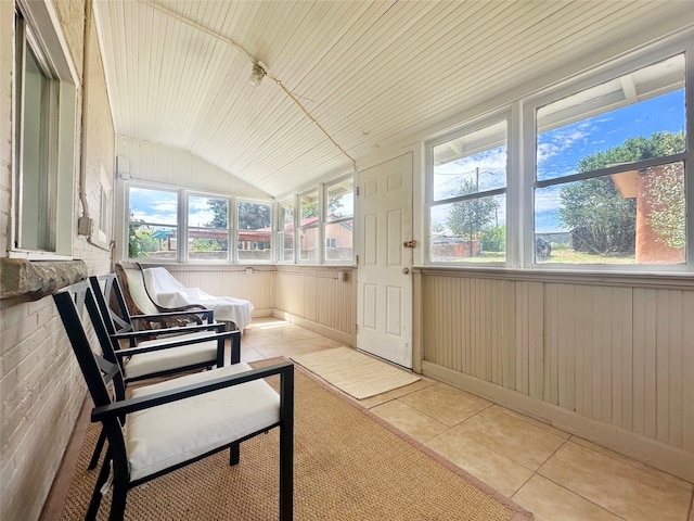 sunroom with lofted ceiling