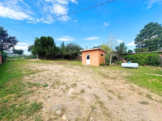 view of yard featuring an outbuilding