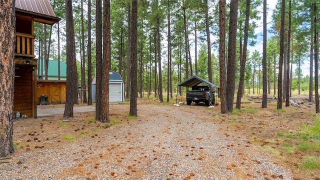 view of yard with an outbuilding