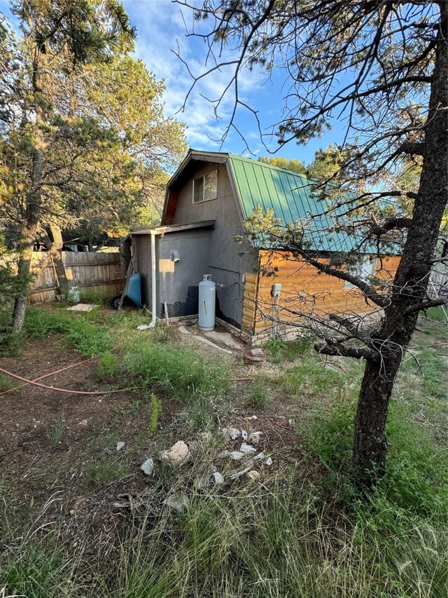 exterior space featuring a shed