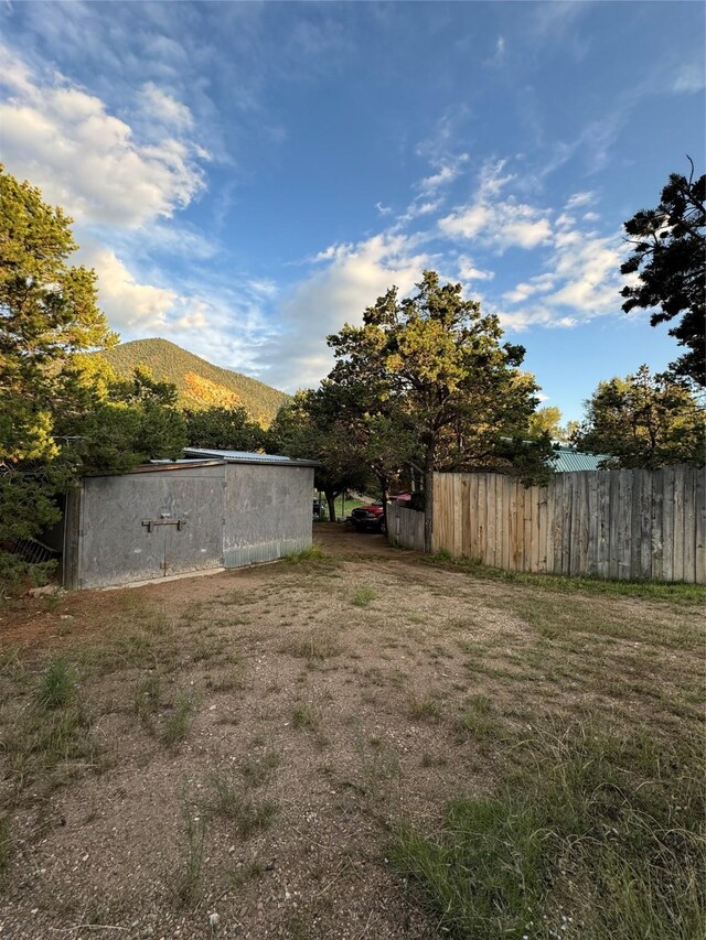 view of yard featuring a mountain view