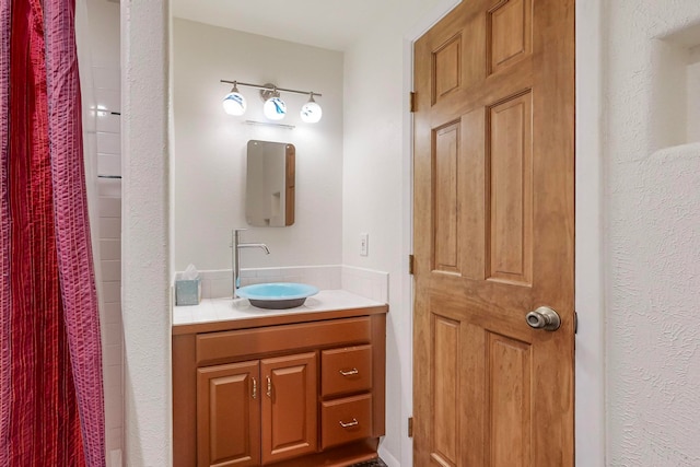 full bathroom featuring vanity