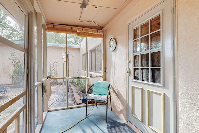 sunroom with ceiling fan