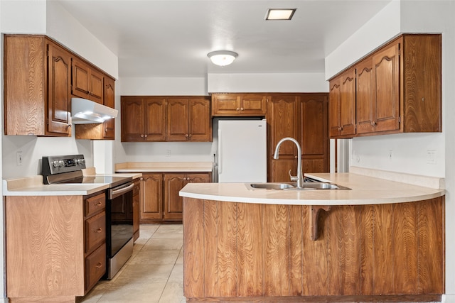 kitchen with sink, electric stove, kitchen peninsula, white fridge, and light tile patterned floors