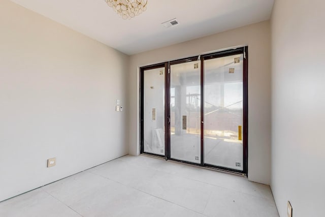 empty room with an inviting chandelier