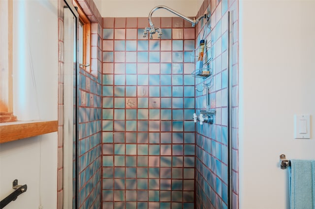 bathroom featuring a tile shower