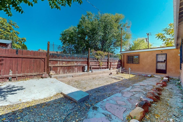 view of yard featuring a patio area