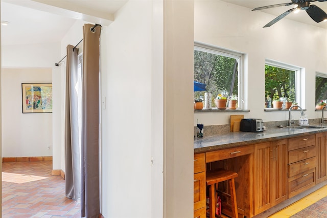 bar featuring sink and ceiling fan