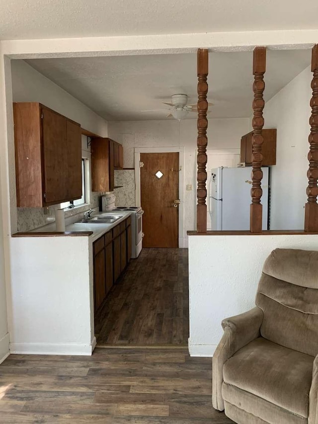 kitchen with ceiling fan, sink, dark wood-type flooring, backsplash, and white appliances