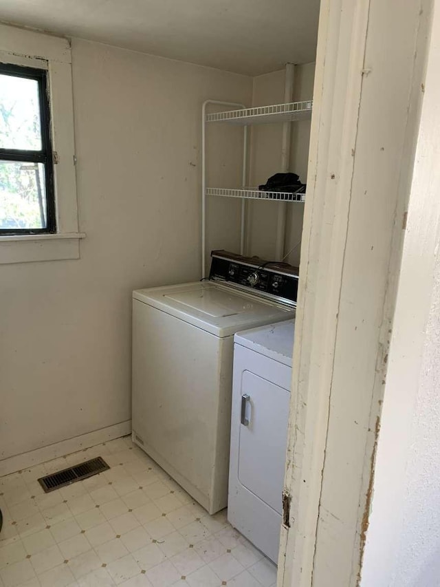 washroom featuring washing machine and clothes dryer