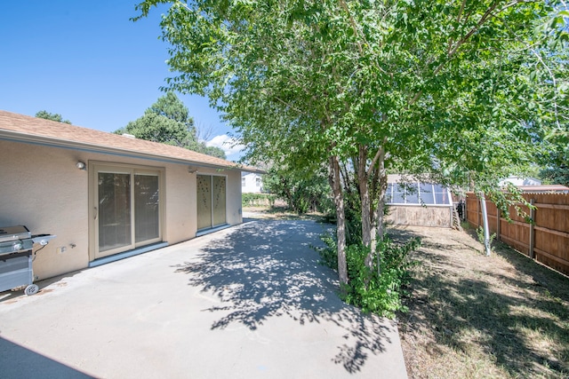 view of yard featuring a patio