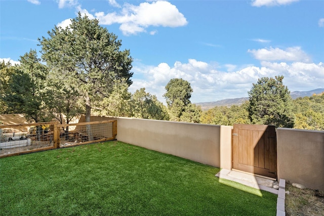 view of yard featuring a mountain view