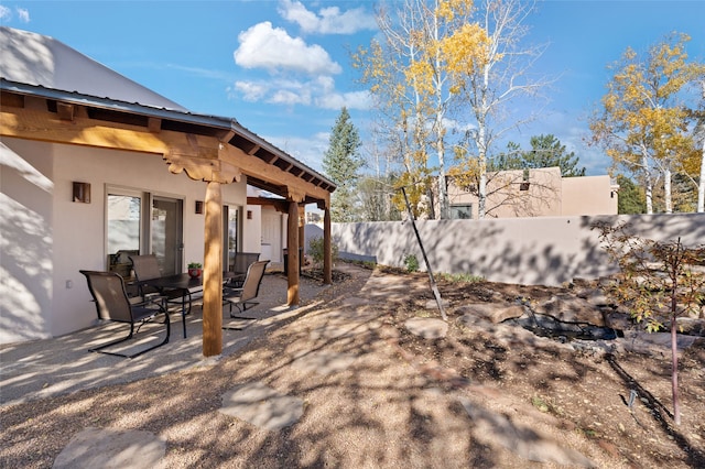 view of yard featuring a patio