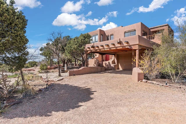 view of front facade with an attached garage, stucco siding, and driveway